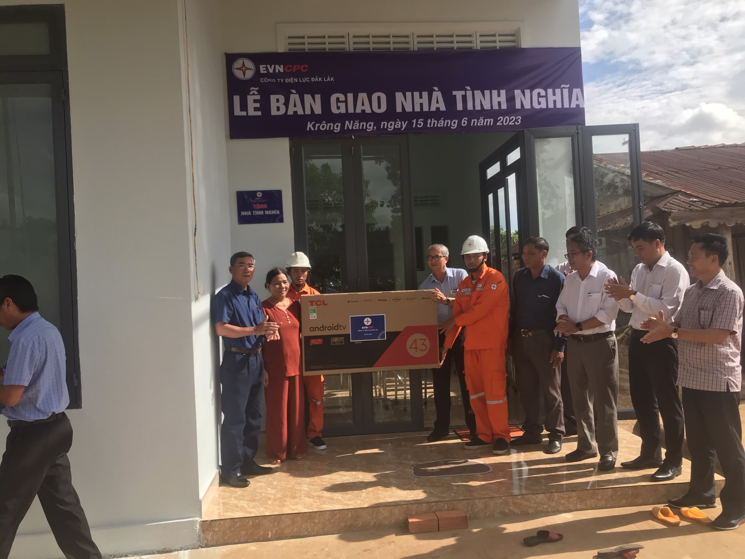 Bàn giao nhà tình nghĩa do Tổng công ty Điện lực miền Trung hỗ trợ tại TDP8-thị trấn Krông Năng